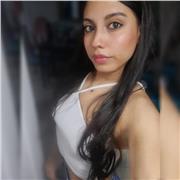 Chica estudiante clases para niños de primaria refuerzo en varias materia, maquetas, carteleras, practicar exposición entre otras